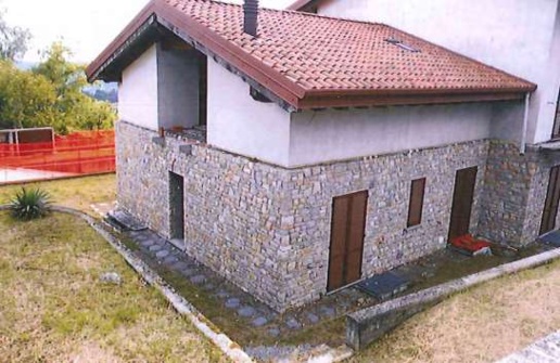 appartamento in vendita a Caprino Bergamasco in zona Celana