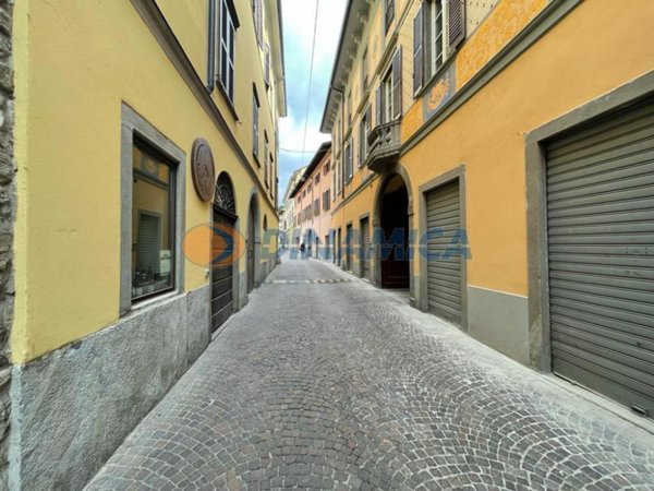 negozio in vendita a Caprino Bergamasco