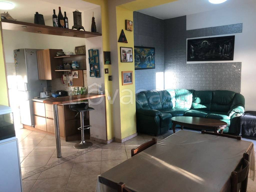 appartamento in vendita a Caprino Bergamasco in zona Celana