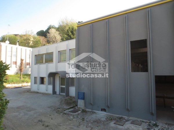 capannone in vendita a Caprino Bergamasco