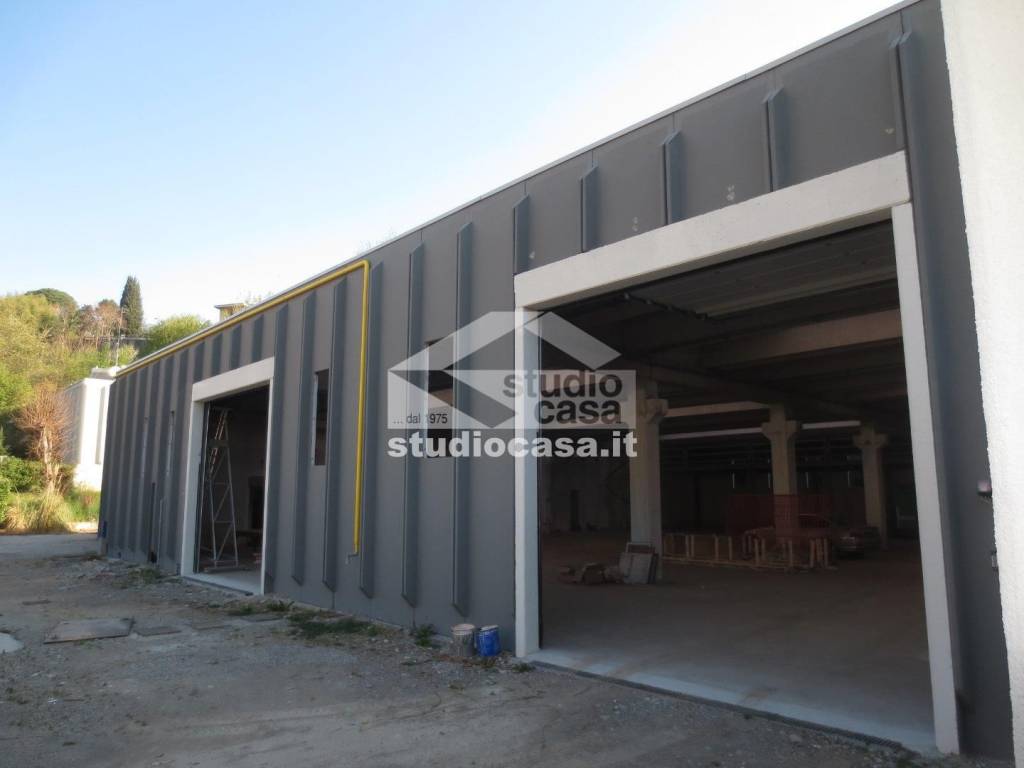 locale commerciale in vendita a Caprino Bergamasco