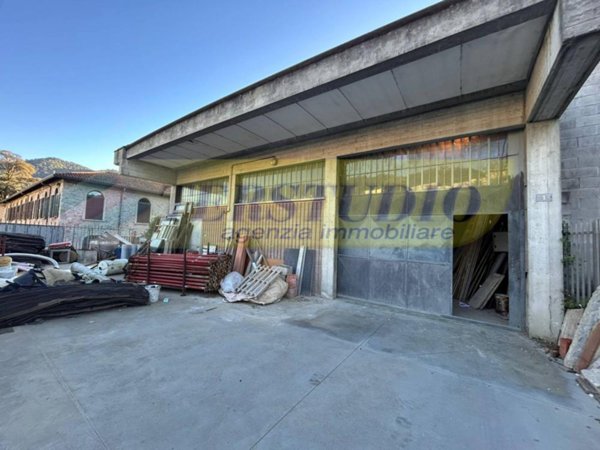 capannone in vendita a Caprino Bergamasco in zona Ombria