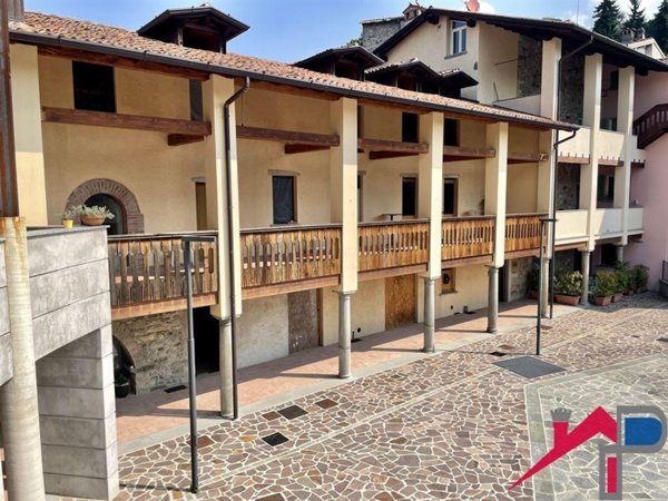 appartamento in vendita a Caprino Bergamasco in zona Ombria