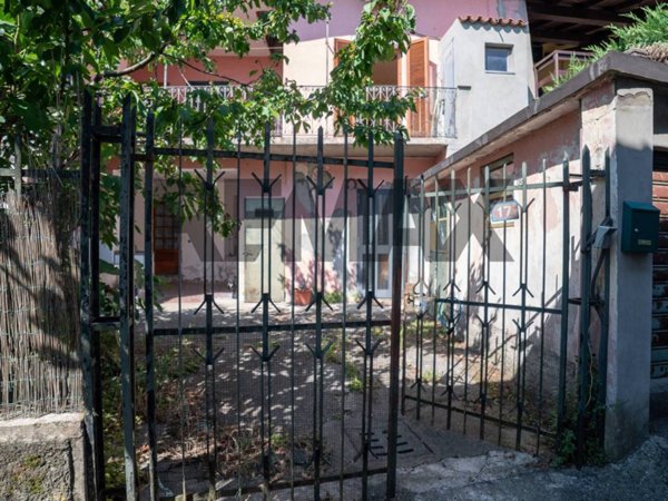 casa indipendente in vendita a Caprino Bergamasco in zona Ombria
