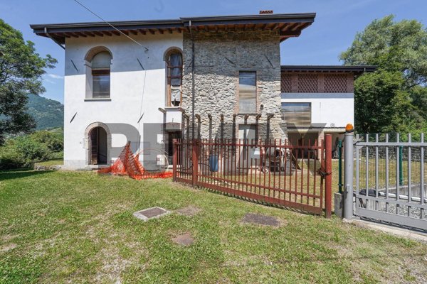 casa indipendente in vendita a Caprino Bergamasco in zona Ombria