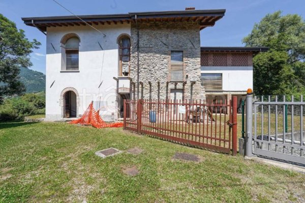casa indipendente in vendita a Caprino Bergamasco in zona Ombria