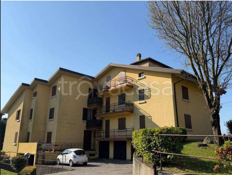 appartamento in vendita a Caprino Bergamasco in zona Ombria