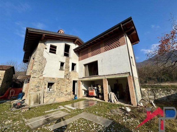 casa indipendente in vendita a Caprino Bergamasco in zona Ombria