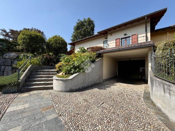 casa indipendente in vendita a Caprino Bergamasco in zona Ombria