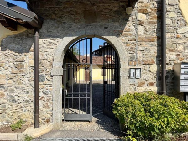 appartamento in vendita a Caprino Bergamasco in zona Celana