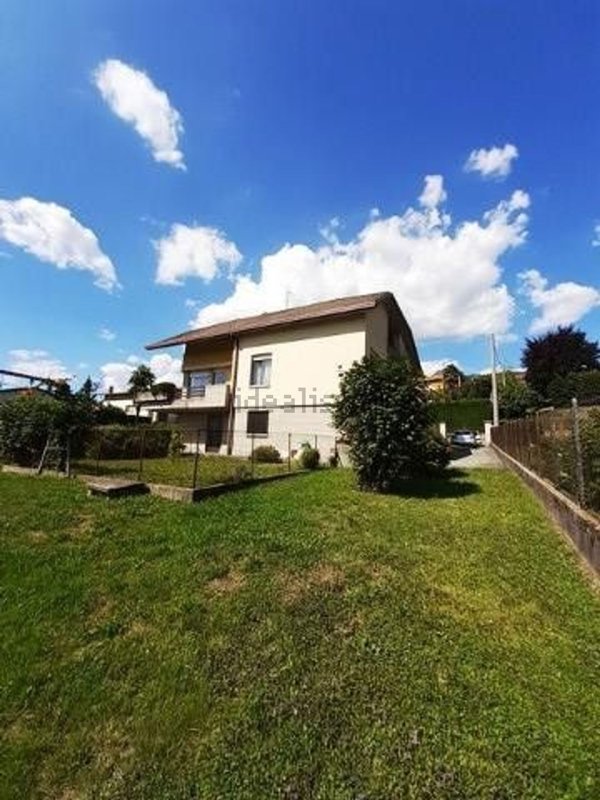 casa indipendente in vendita a Caprino Bergamasco in zona Ombria