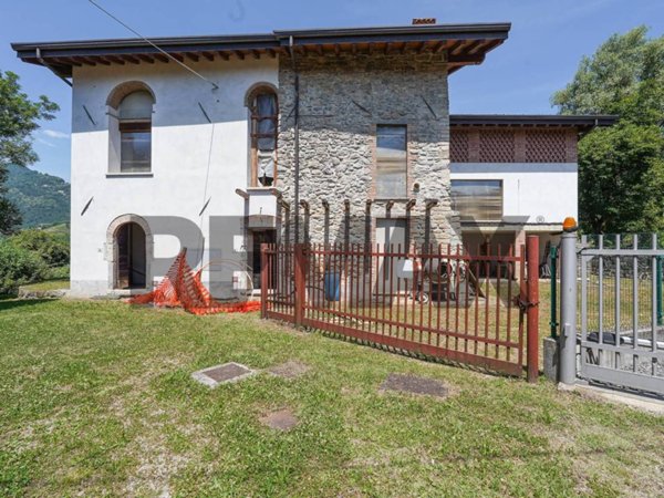 casa indipendente in vendita a Caprino Bergamasco in zona Ombria