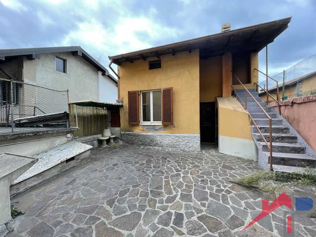 appartamento in vendita a Caprino Bergamasco in zona Ombria