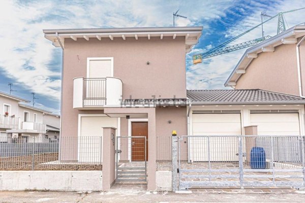 casa indipendente in vendita a Caravaggio