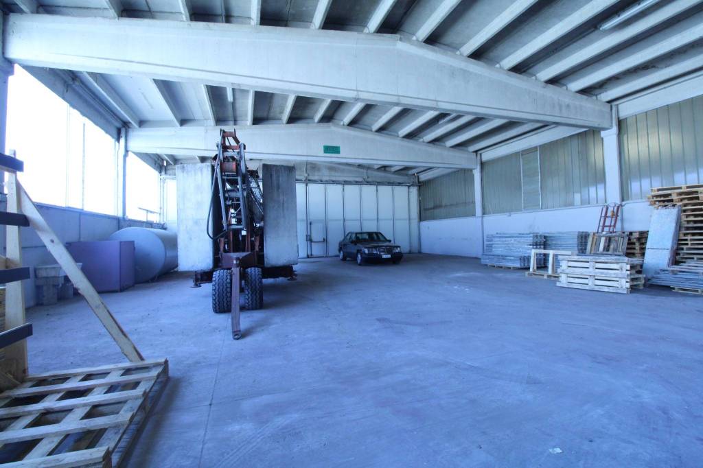 locale commerciale in vendita a Caravaggio