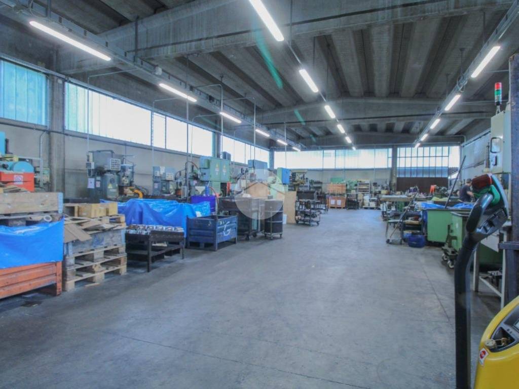 locale commerciale in vendita a Caravaggio