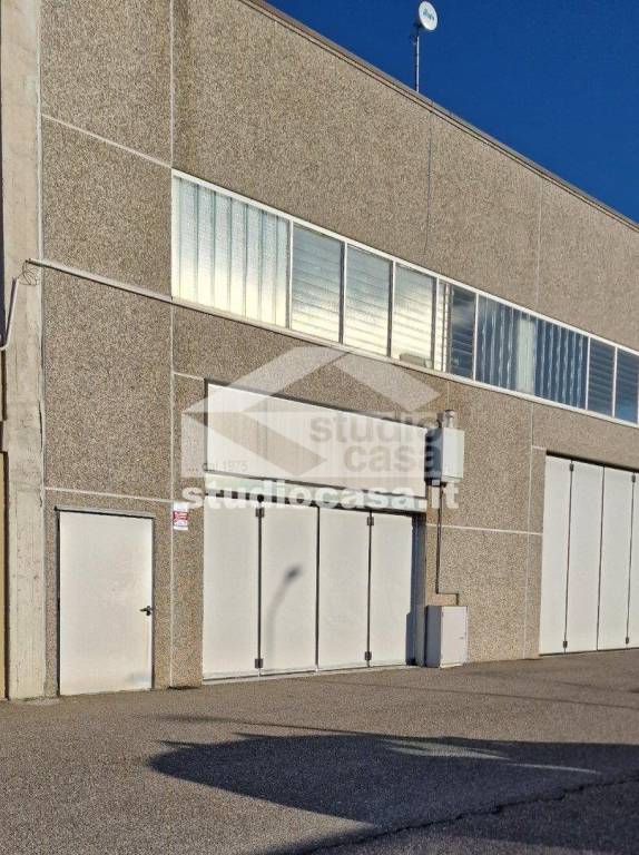 locale commerciale in vendita a Caravaggio