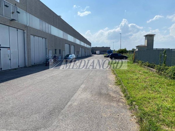 locale commerciale in vendita a Caravaggio