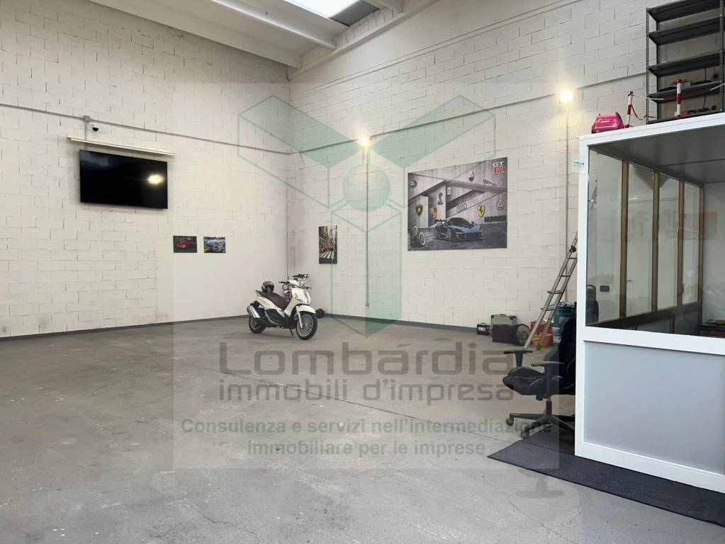 locale commerciale in vendita a Caravaggio