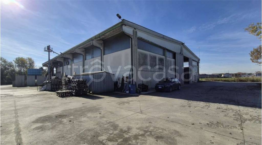 locale commerciale in vendita a Caravaggio