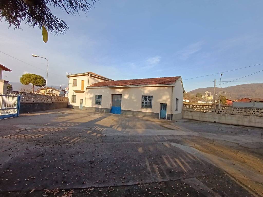 locale commerciale in vendita a Carobbio degli Angeli