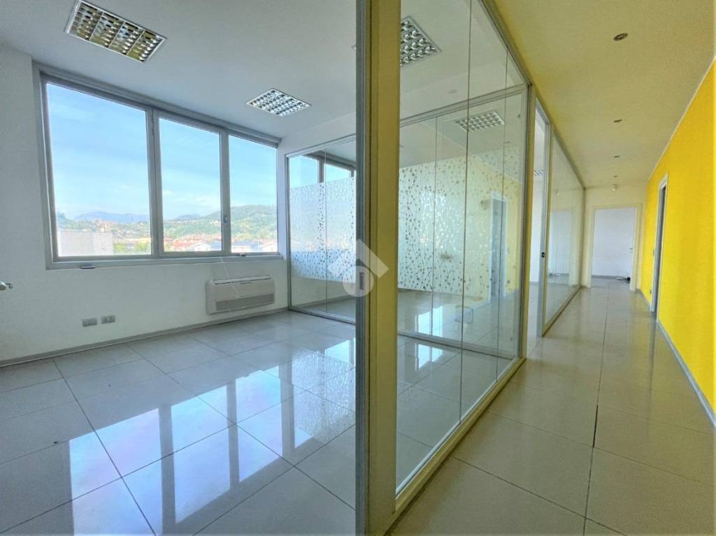 locale commerciale in vendita a Carobbio degli Angeli
