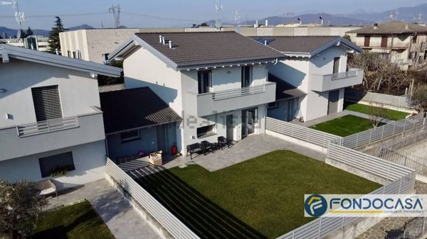 casa indipendente in vendita a Carobbio degli Angeli