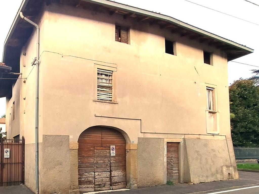 intera palazzina in vendita a Carobbio degli Angeli