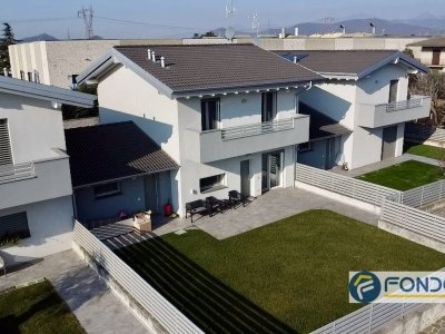 casa indipendente in vendita a Carobbio degli Angeli