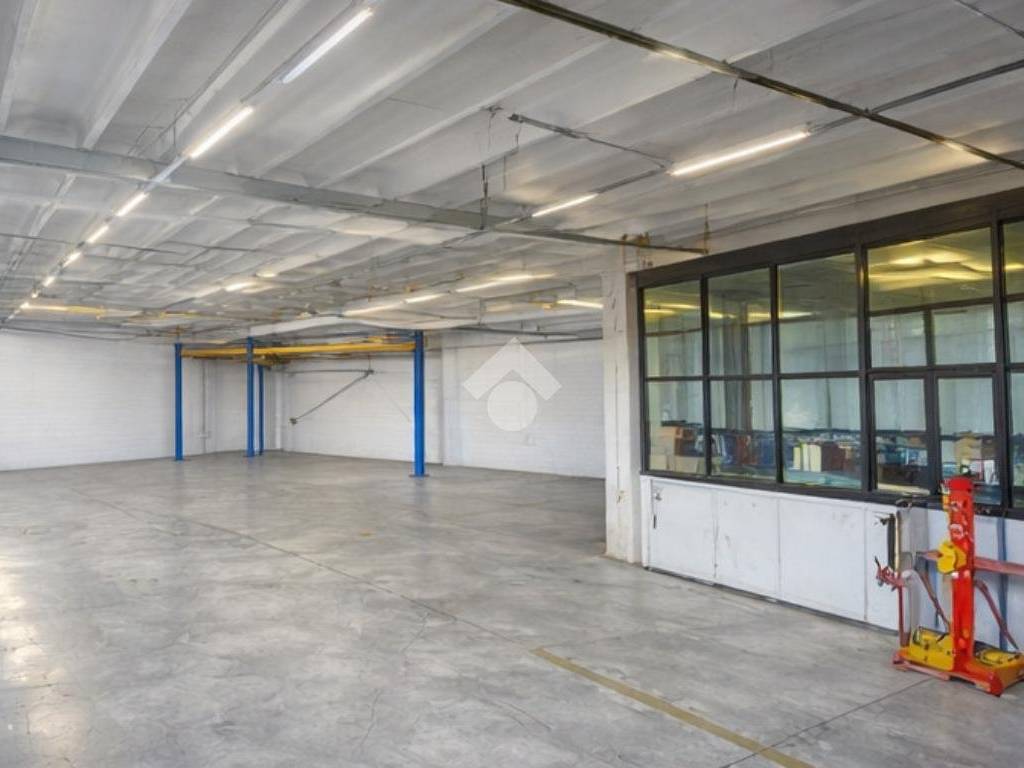 locale commerciale in vendita a Carobbio degli Angeli in zona Cicola