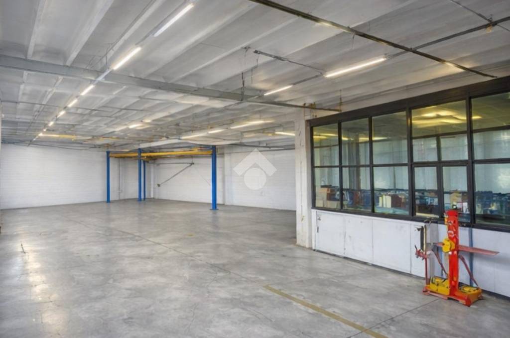 locale commerciale in vendita a Carobbio degli Angeli in zona Cicola