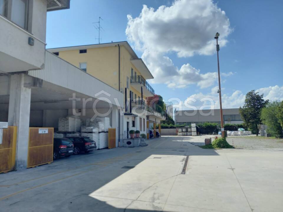 locale commerciale in vendita a Carobbio degli Angeli in zona Cicola
