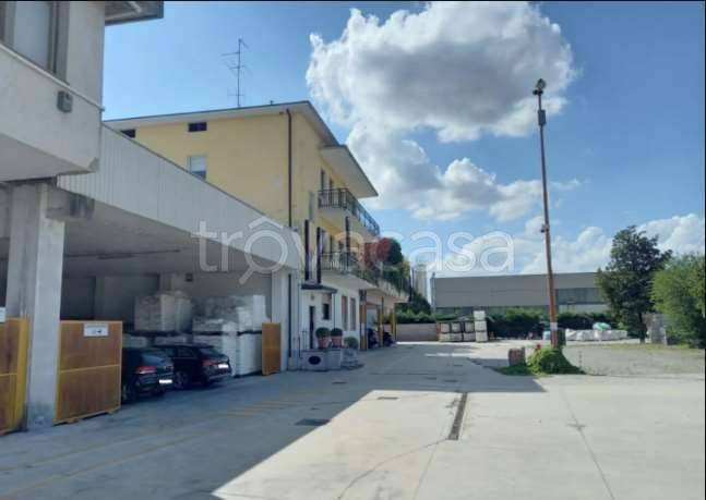 locale commerciale in vendita a Carobbio degli Angeli in zona Cicola