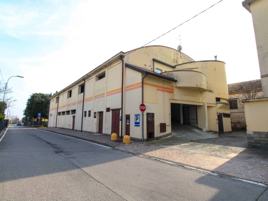 negozio in vendita a Carvico