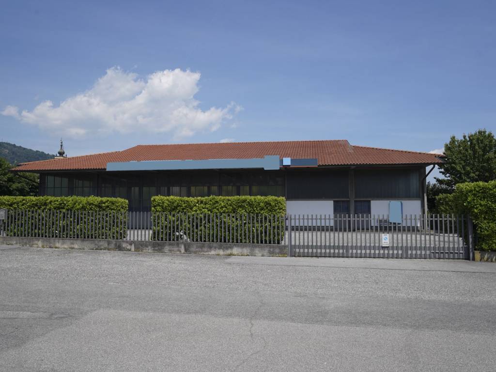 locale commerciale in vendita a Carvico