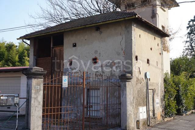 locale commerciale in vendita a Carvico