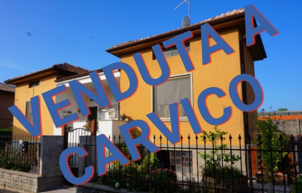 casa indipendente in vendita a Carvico