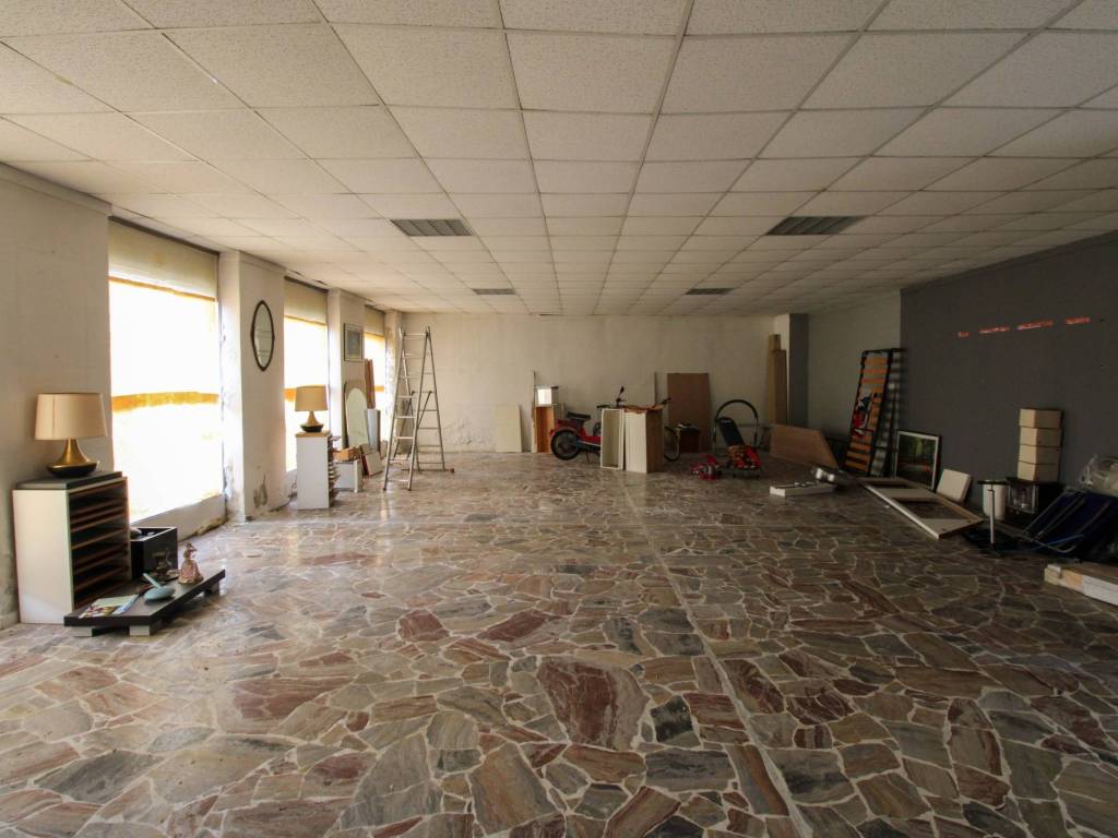 negozio in vendita a Carvico
