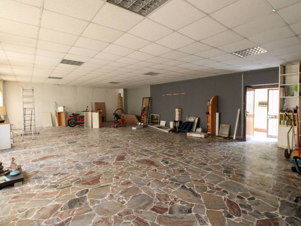 negozio in vendita a Carvico