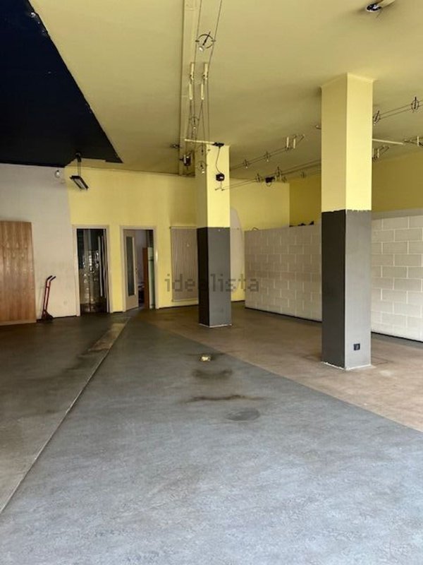 locale commerciale in vendita a Carvico