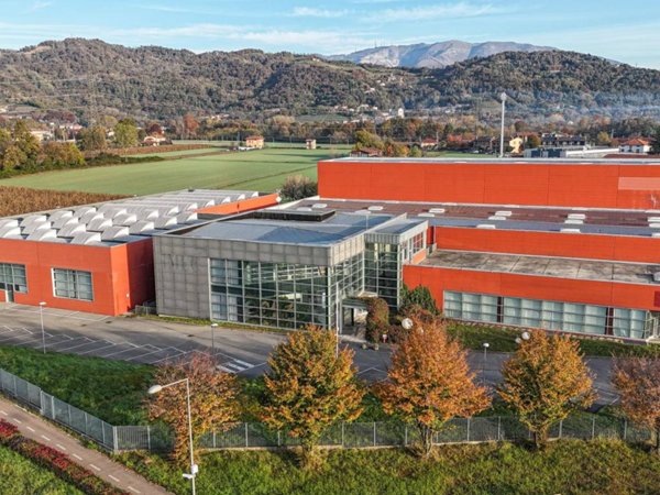 locale commerciale in vendita a Carvico