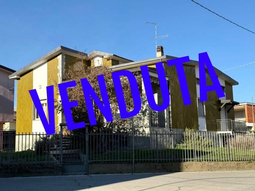 casa indipendente in vendita a Carvico