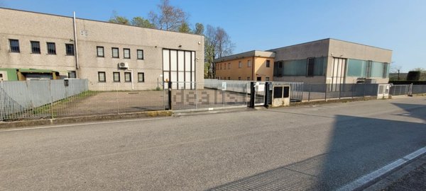 locale di sgombero in vendita a Carvico