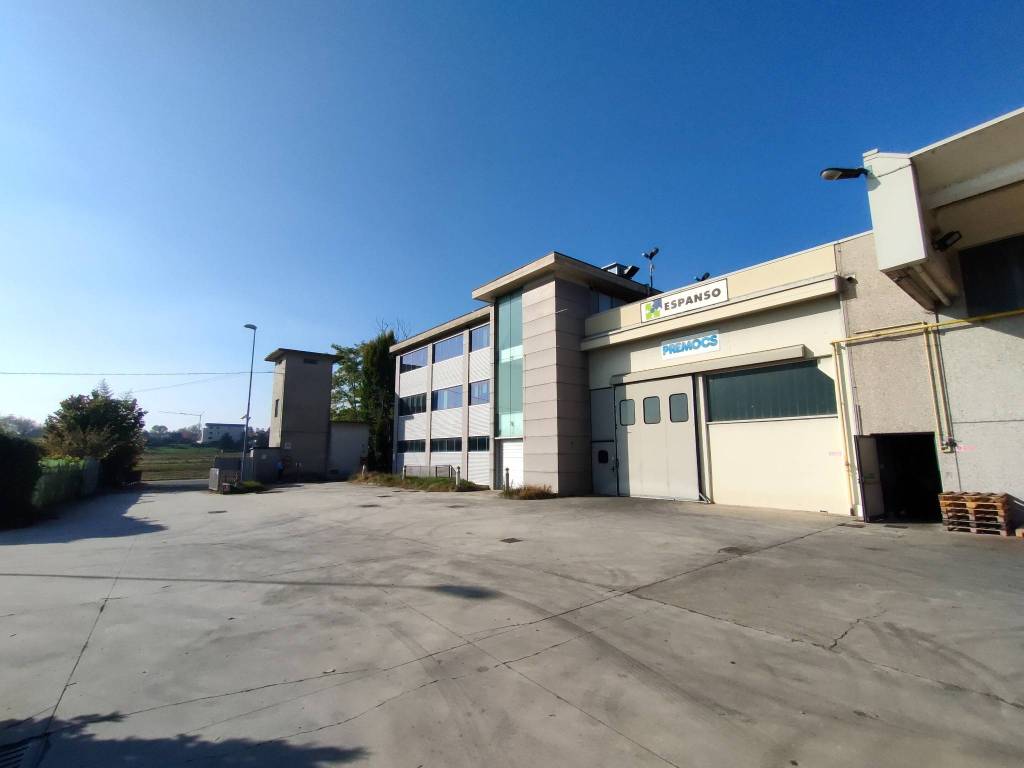locale commerciale in vendita a Carvico