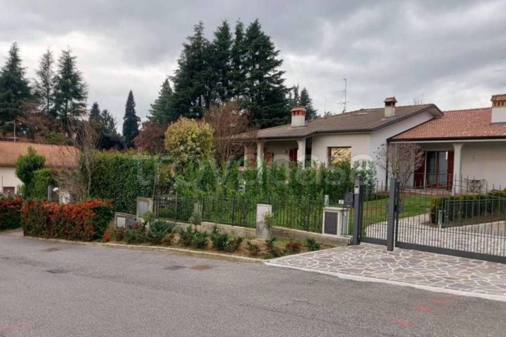 casa indipendente in vendita a Carvico