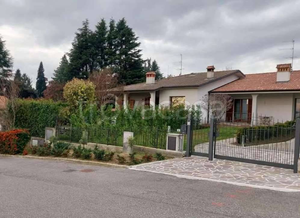 casa indipendente in vendita a Carvico
