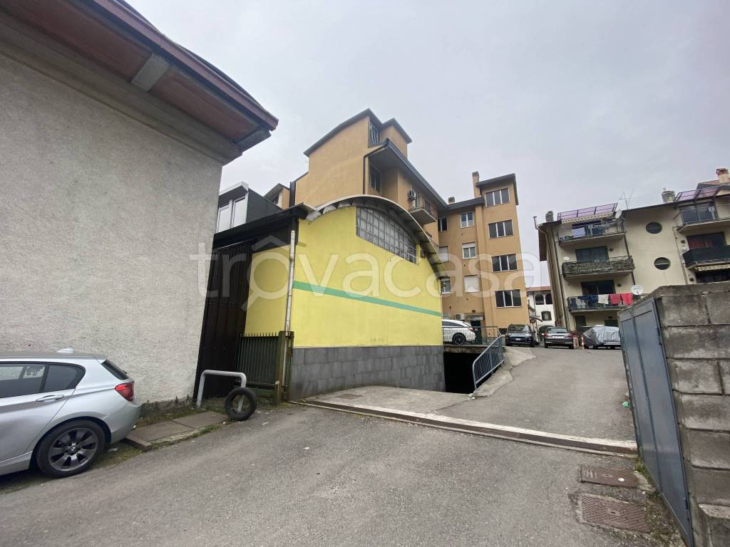 locale commerciale in vendita a Casazza