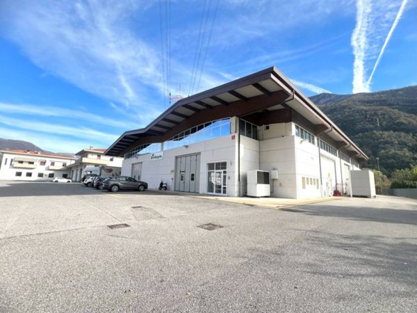 locale commerciale in vendita a Casazza