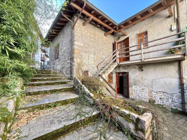 casa indipendente in vendita a Casazza in zona Colognola
