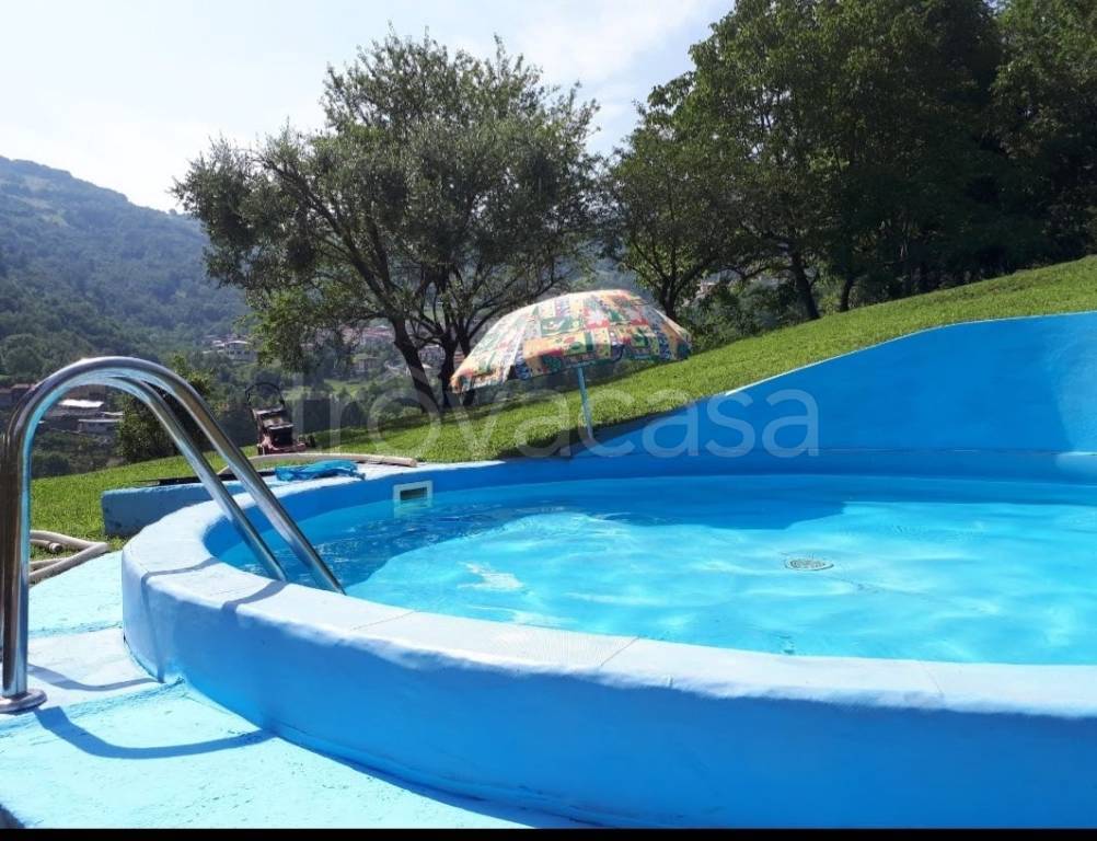 casa indipendente in vendita a Casazza in zona Mologno